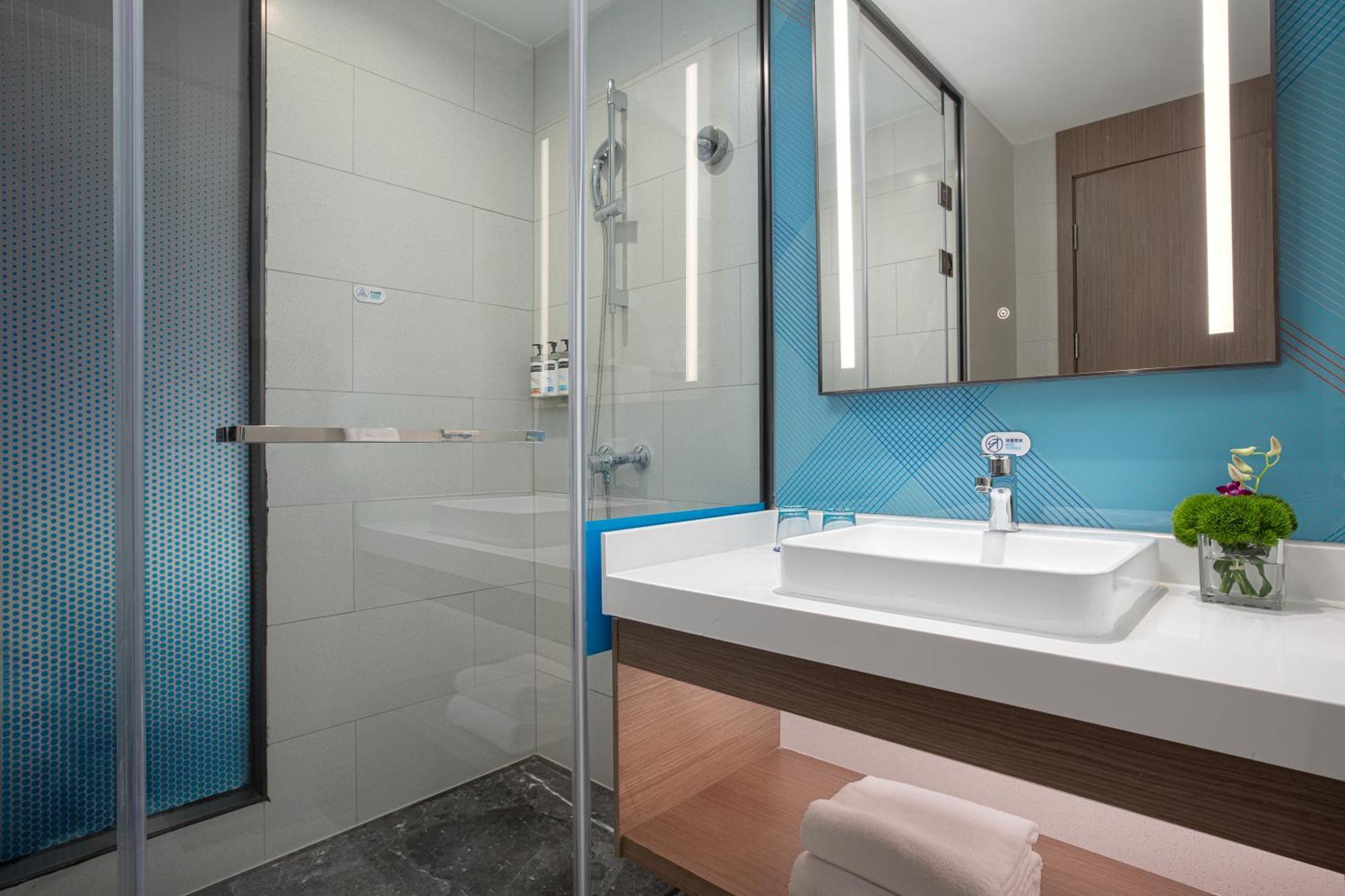 Holiday Inn Express Changfeng Park Shanghai Exteriör bild