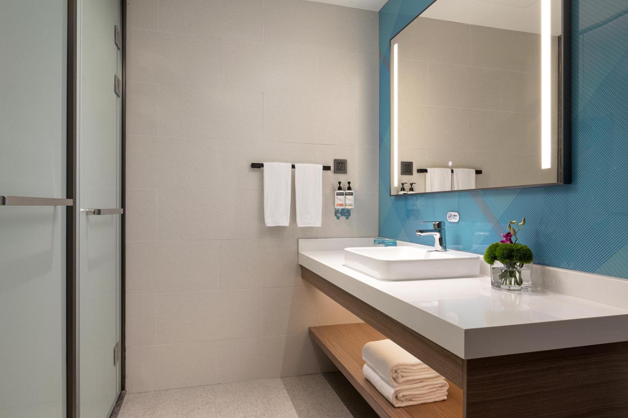Holiday Inn Express Changfeng Park Shanghai Exteriör bild